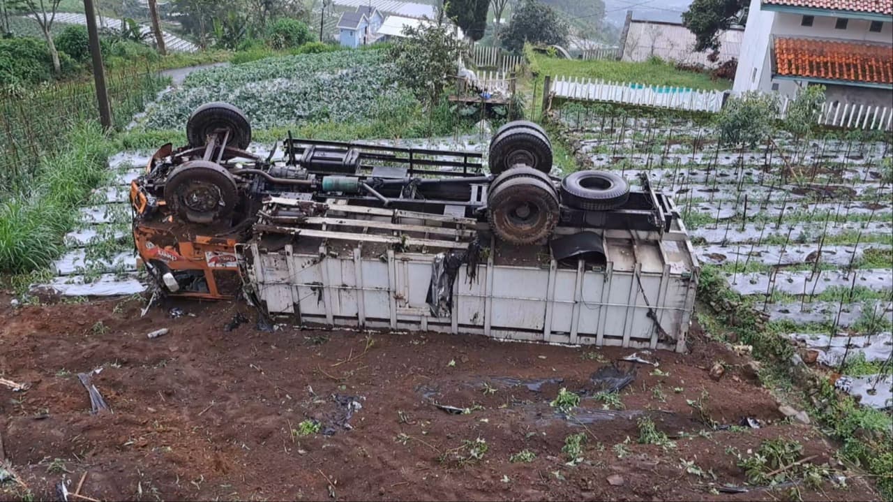 Rem Blong, Truk Terjun ke Lahan Pertanian Warga di Sarangan Magetan