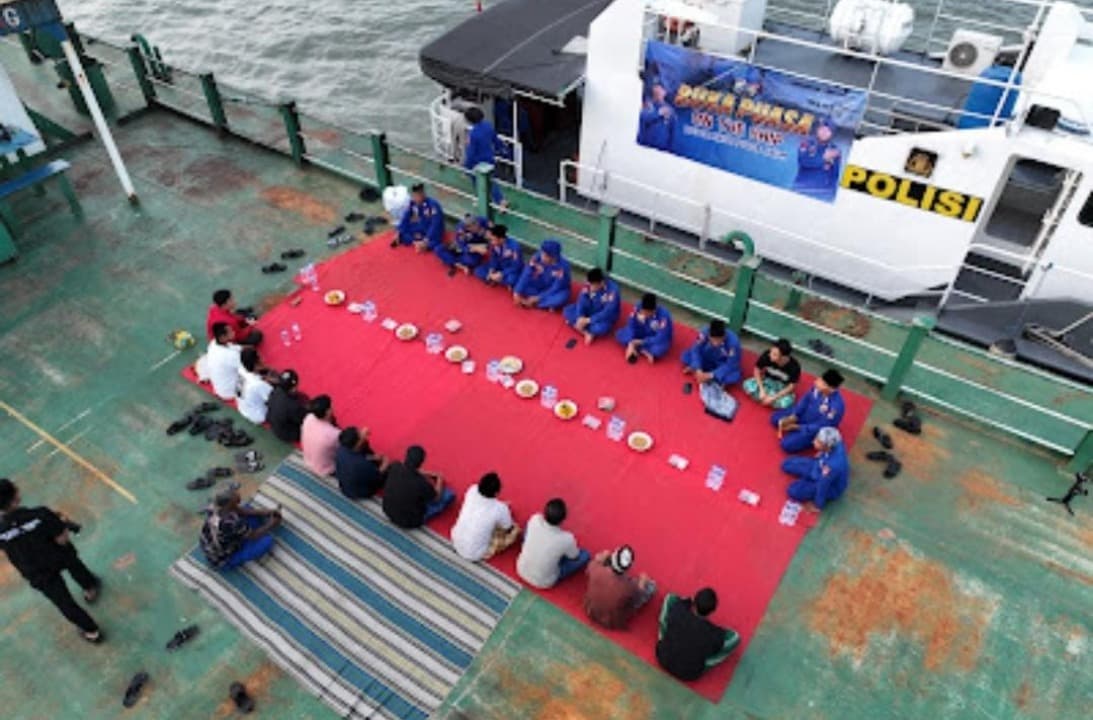 Ditpolairud Polda Jatim Gelar 'Buka On The Ship': Berbuka Puasa di Kapal Sambil Jaga Keamanan Laut