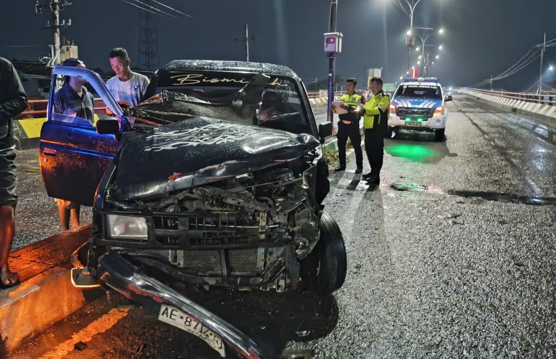 Terperosok Jalan Berlubang, Panther Ditabrak Truk di Flyover Peterongan Jombang