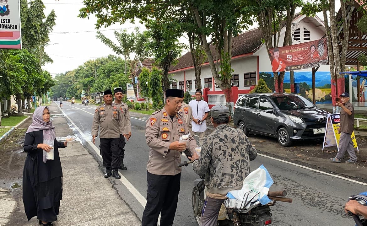 Berbagi Berkah Ramadhan, Ratusan Takjil Dibagikan di Depan Polsek Purwoharjo