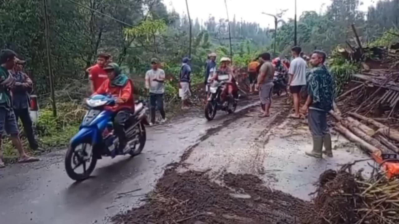 Akses Menuju Bromo Tertutup Longsor, Wisatawan Sempat Tertahan