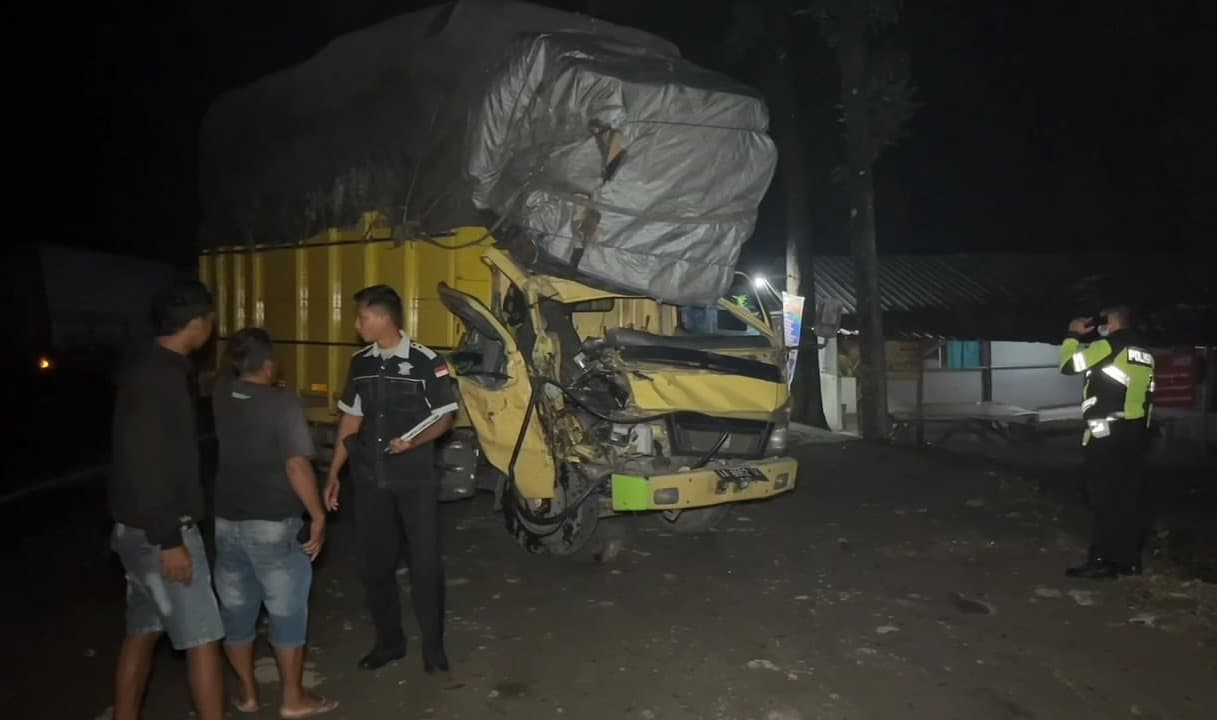 Truk Bermuatan Mebel Tabrak Truk Tronton di Ngawi, Sopir Terjepit