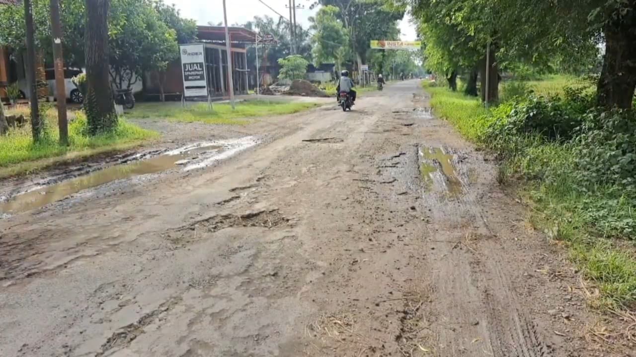 Jalan Penghubung Ngawi-Madiun Rusak Parah, Perbaikan Terancam Batal