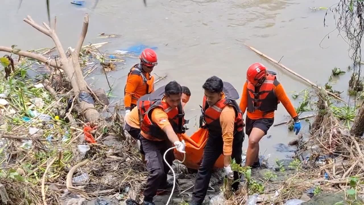 Jasad Wanita Tanpa Busana Ditemukan Membusuk di Kali Jagir Surabaya