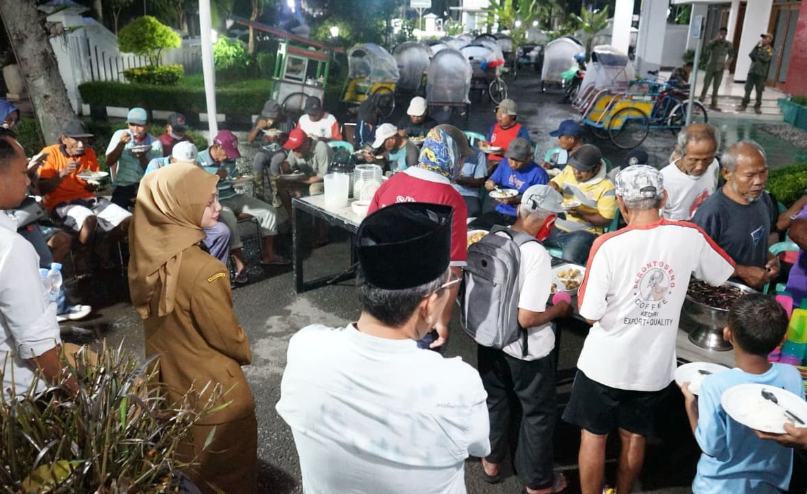 Wali Kota Kediri Mbak Vinanda Buka Bersama Masyarakat Tidak Mampu