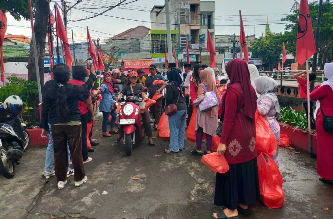 Momen Ramadan, Bamusi PDIP Jatim Gelar Bagi Takjil dan Kegiatan Keagamaan