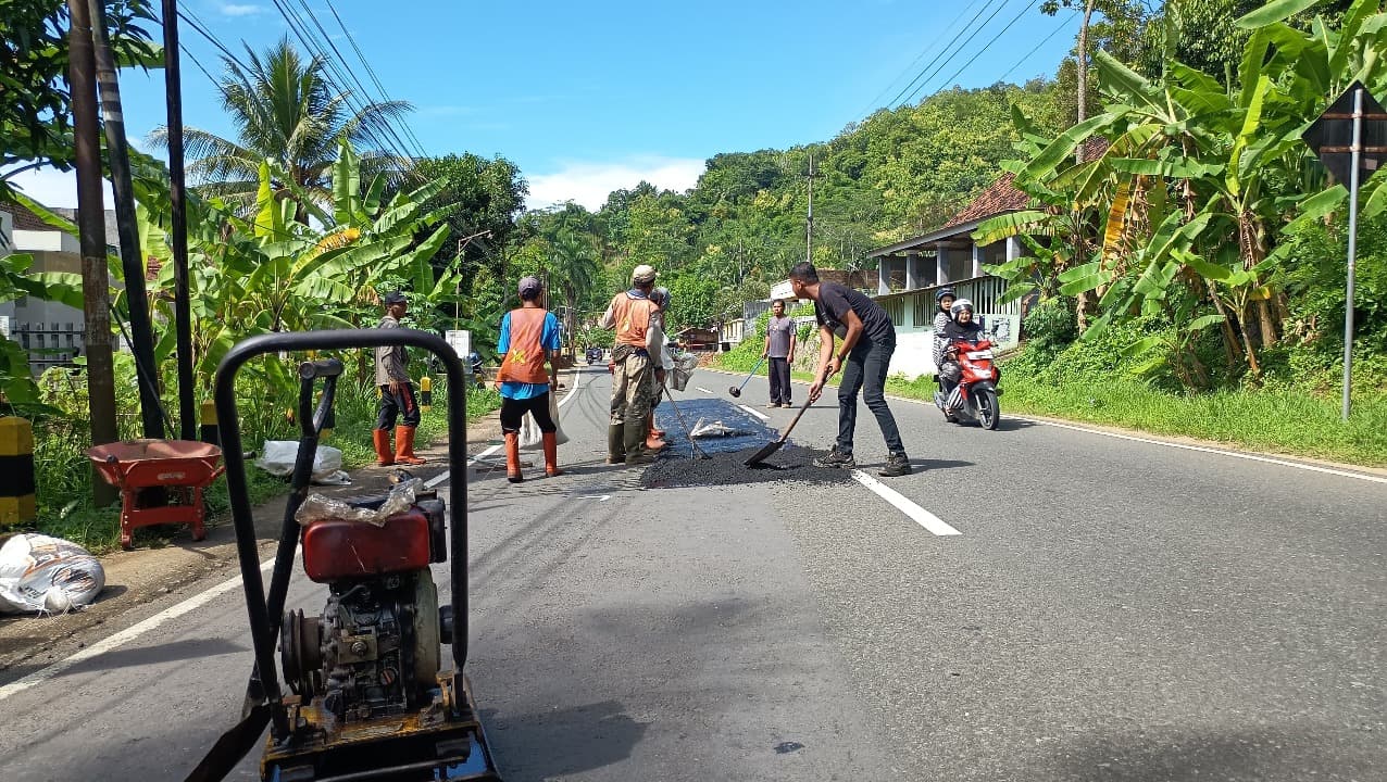 Pemprov Jatim Kebut Perbaikan Jalan Sambut Mudik Lebaran 2025