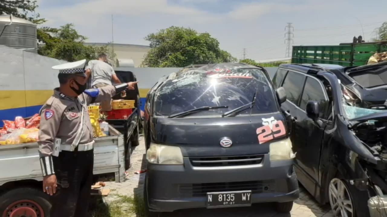 Ban Pecah, Pikap Bermuatan Buah Tabrak Guardrail di Tol Gempol-Pasuruan