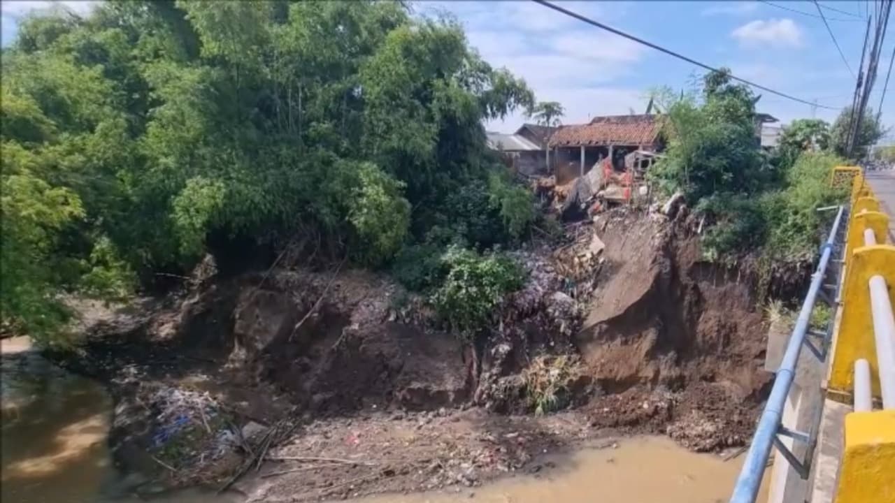 Tergerus Air Sungai, Plengsengan Longsor dan Rumah Warga Rusak