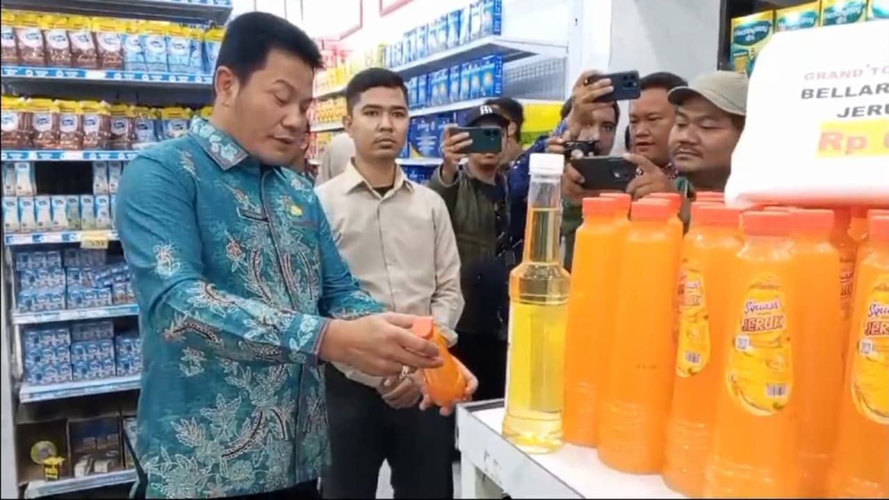 Sidak Pangan di Swalayan, Bupati Sidoarjo Subandi Minta Produk Kadaluarsa Ditarik