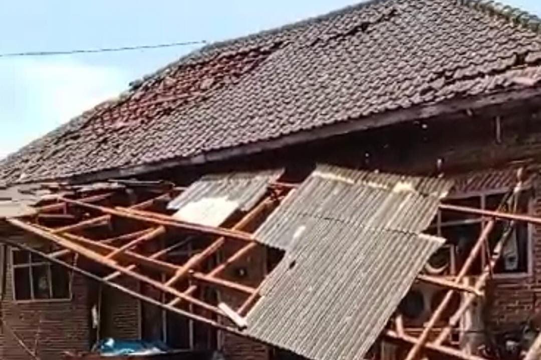 Puting Beliung Hantam Belasan Rumah Warga di Banyuwangi