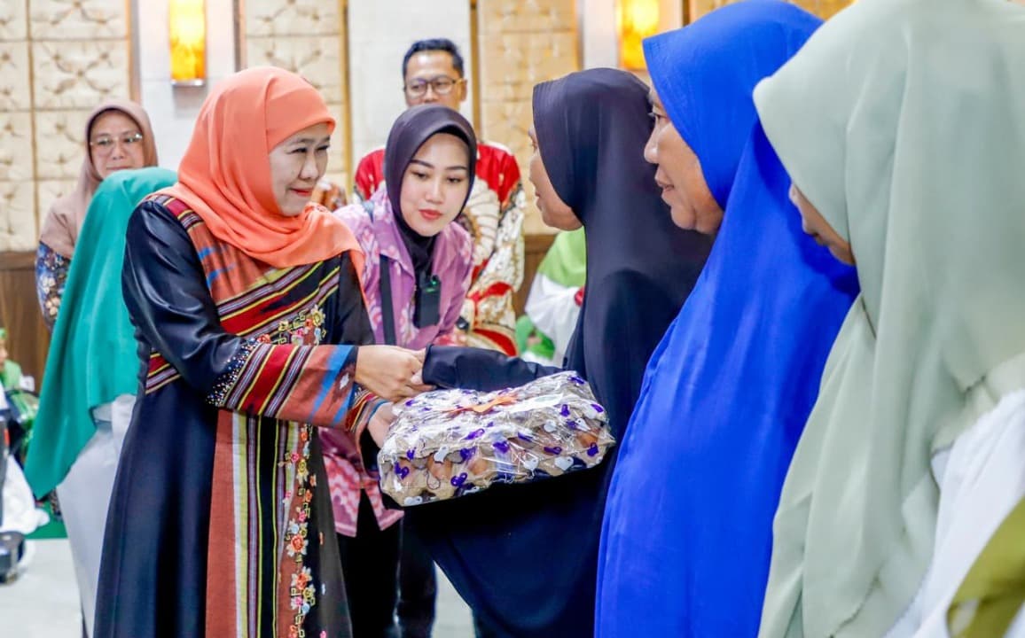 Cegah Stunting, Gubernur Khofifah dan Gubernur Sherly Bagikan 5 Ribu Telur