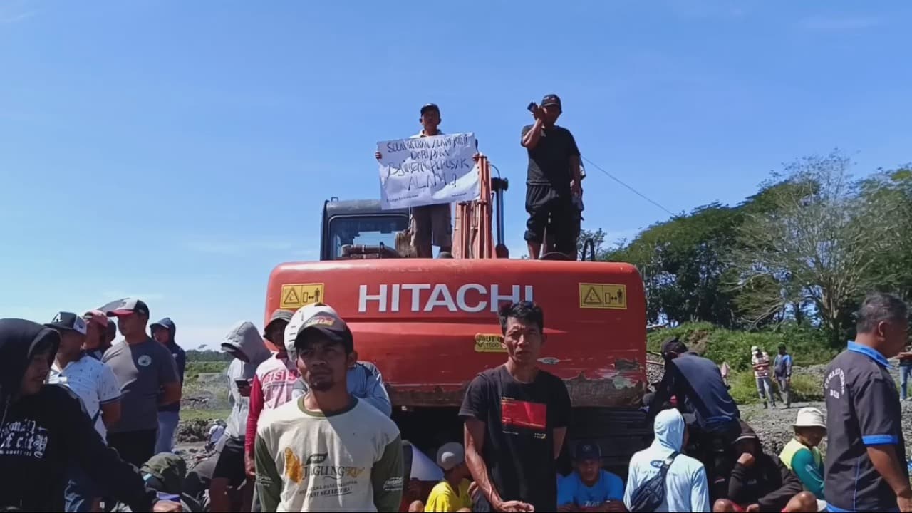 Ratusan Warga Demo Tuntut Penutupan Tambang Pasir di Blitar Akibat Dampak Lingkungan