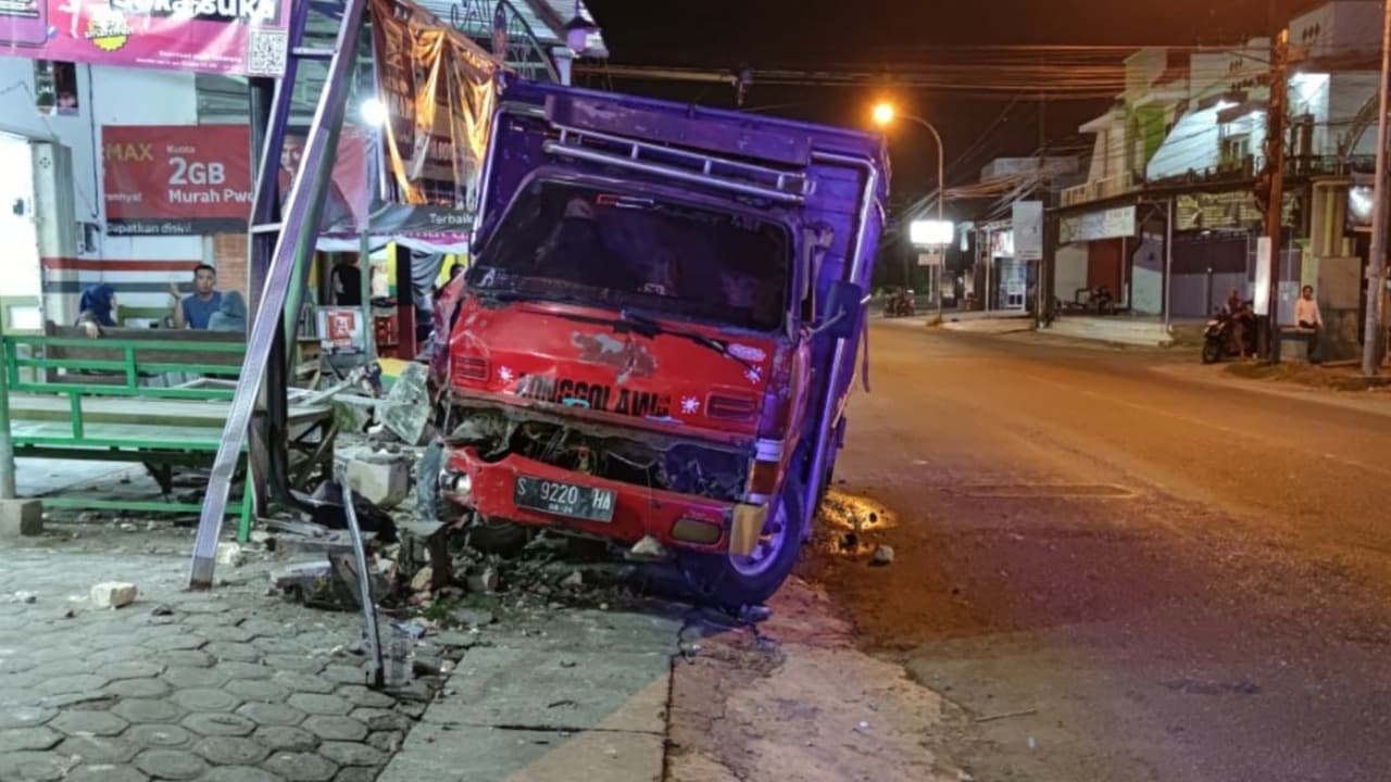 Diduga Mengantuk, Truk Tabrak Teras Konter di Tuban