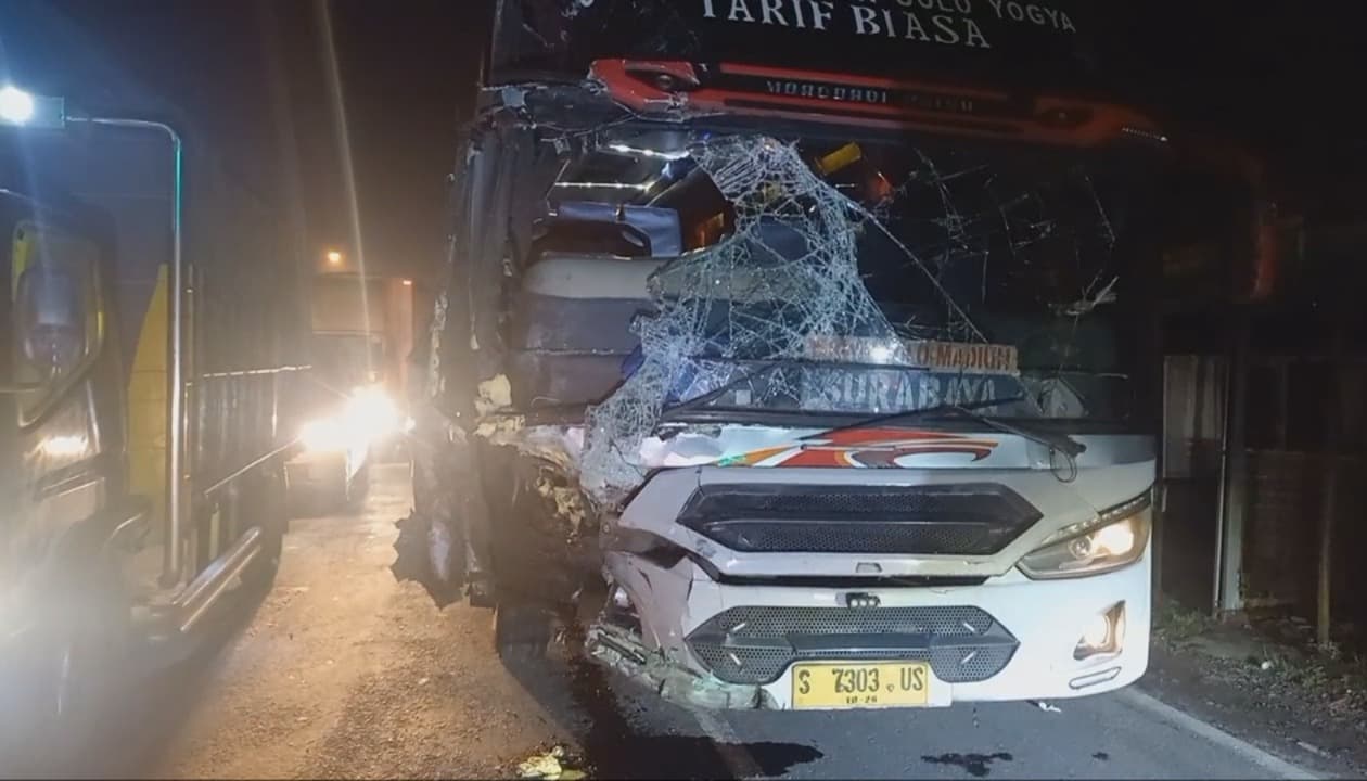 Bus Mira Tabrak Truk dan Motor di Jombang, Tiga Orang Terluka