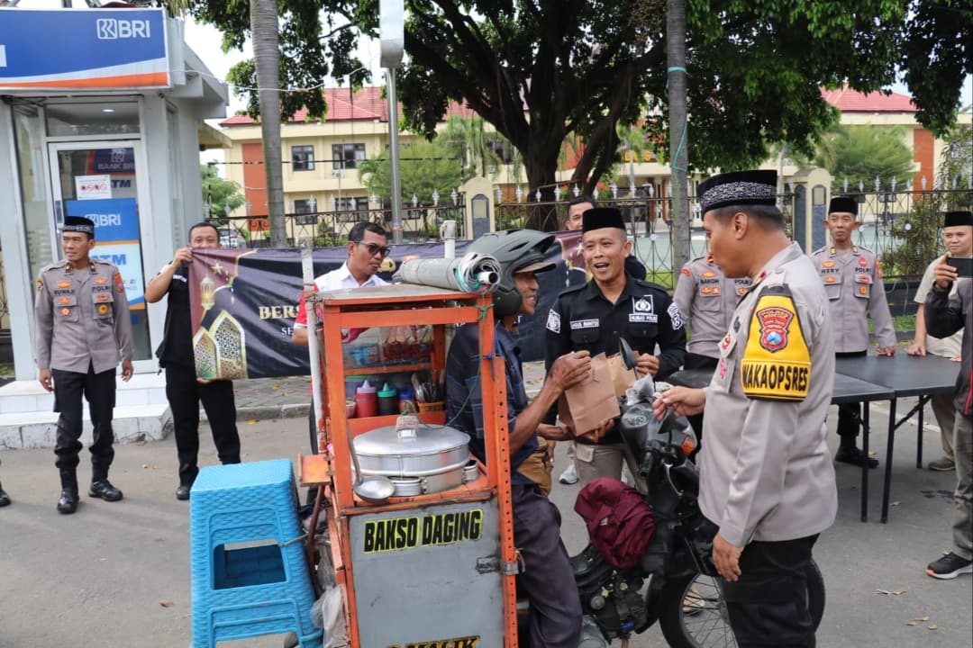 Semarak Ramadan 1446 H, Polres Magetan Bersama Awak Media Berbagi Takjil untuk Masyarakat