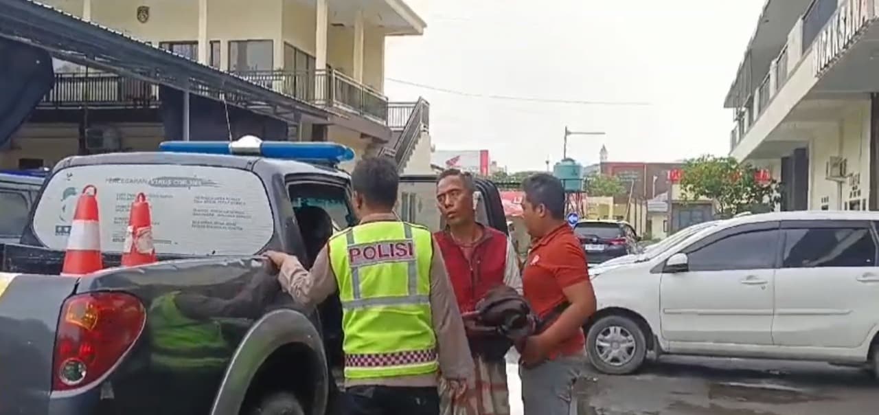 Diduga Dibebaskan Polisi, Tersangka Penganiayaan di Sampang Dihajar Warga