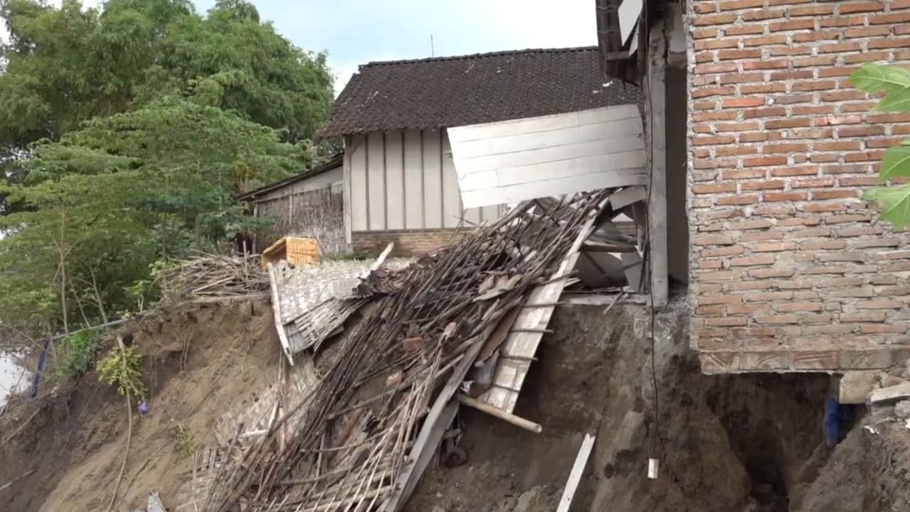 2 Rumah Warga di Bojonegoro Longsor Tergerus Aliran Bengawan Solo