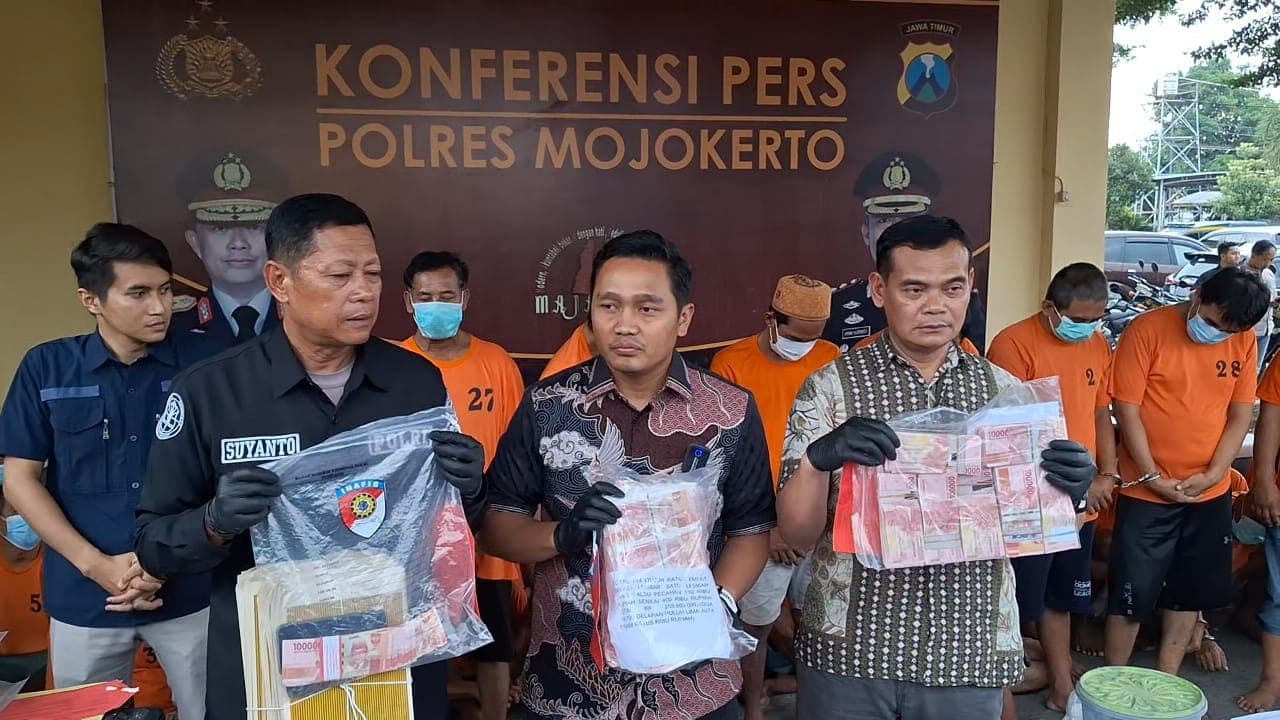 Polres Mojokerto Tangkap Komplotan Pengedar Uang Palsu, Sita Rp 729 Juta Upal