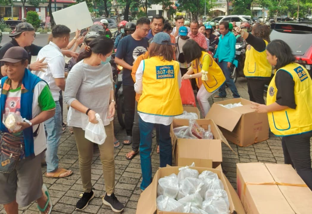 Semarak Ramadan, Lions Club Surabaya Victoria Bagikan Takjil dan Sandal Gratis