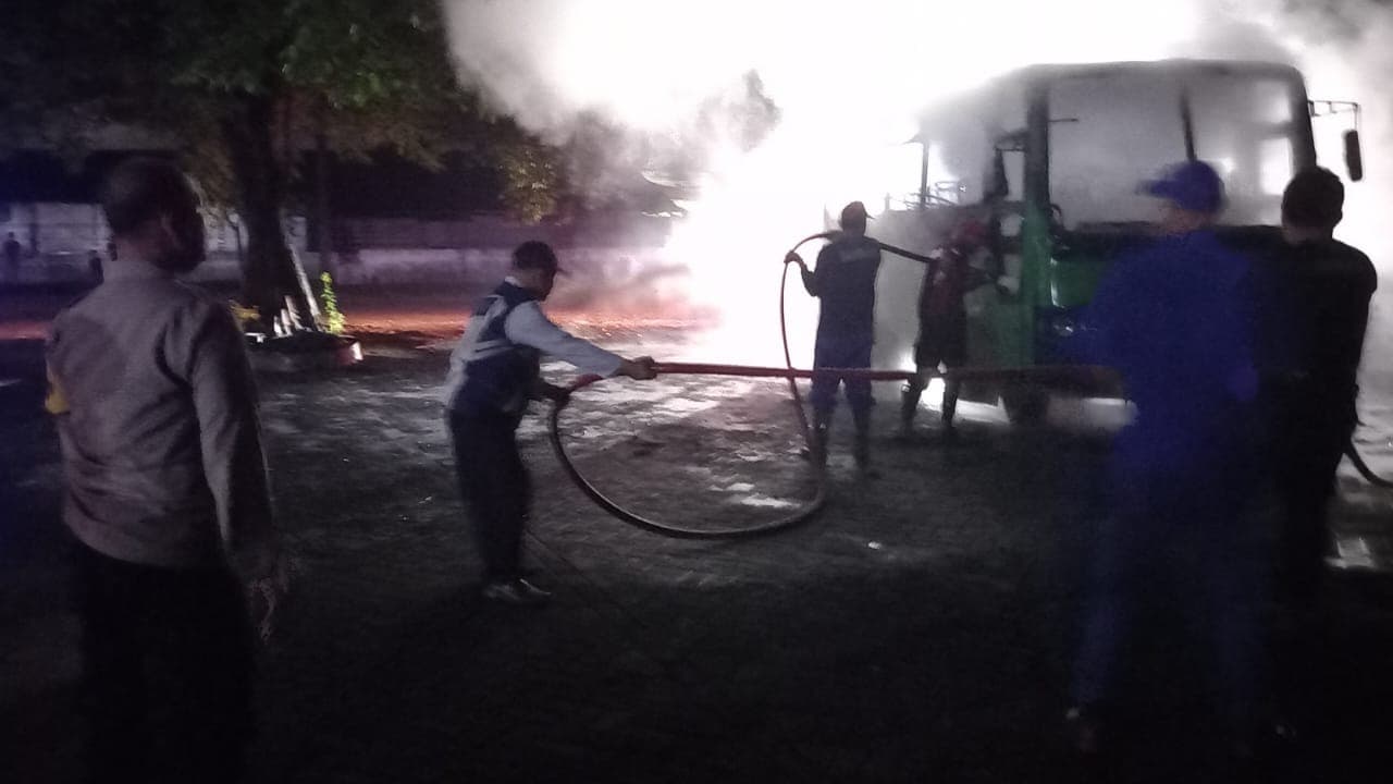 Bus Hijau Mojokerto-Suroboyo Terbakar di Terminal Kertajaya