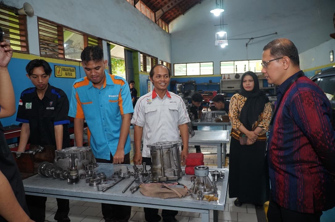 Lulusan Terserap 81 Persen, Kadindik Jatim Apresiasi Sarpras Bengkel SMKN 2 Surabaya