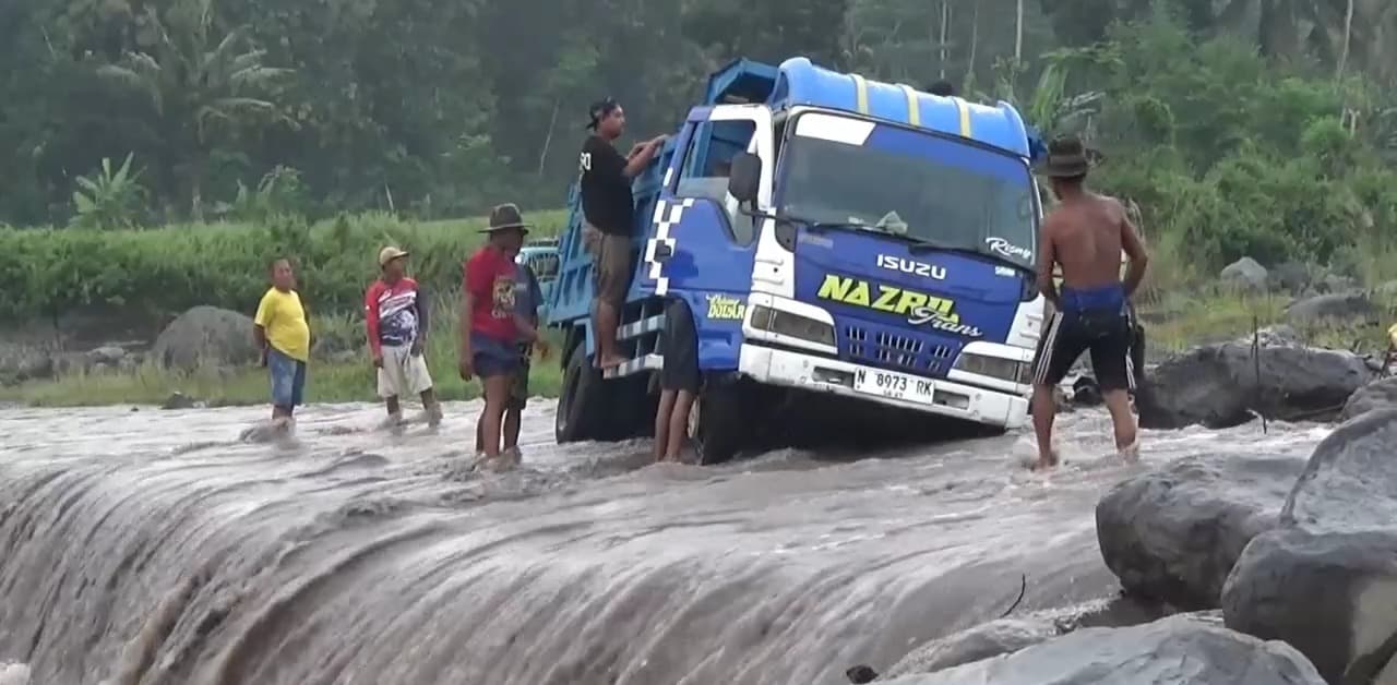 Nekad Melintas di Aliran Lahar Semeru, Truk Angkut Batu Nyaris Terguling