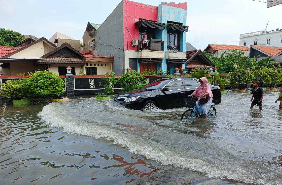 Sungai Sinir Meluap, Banjir Rendam 8 Desa di Waru dan Taman Sidoarjo