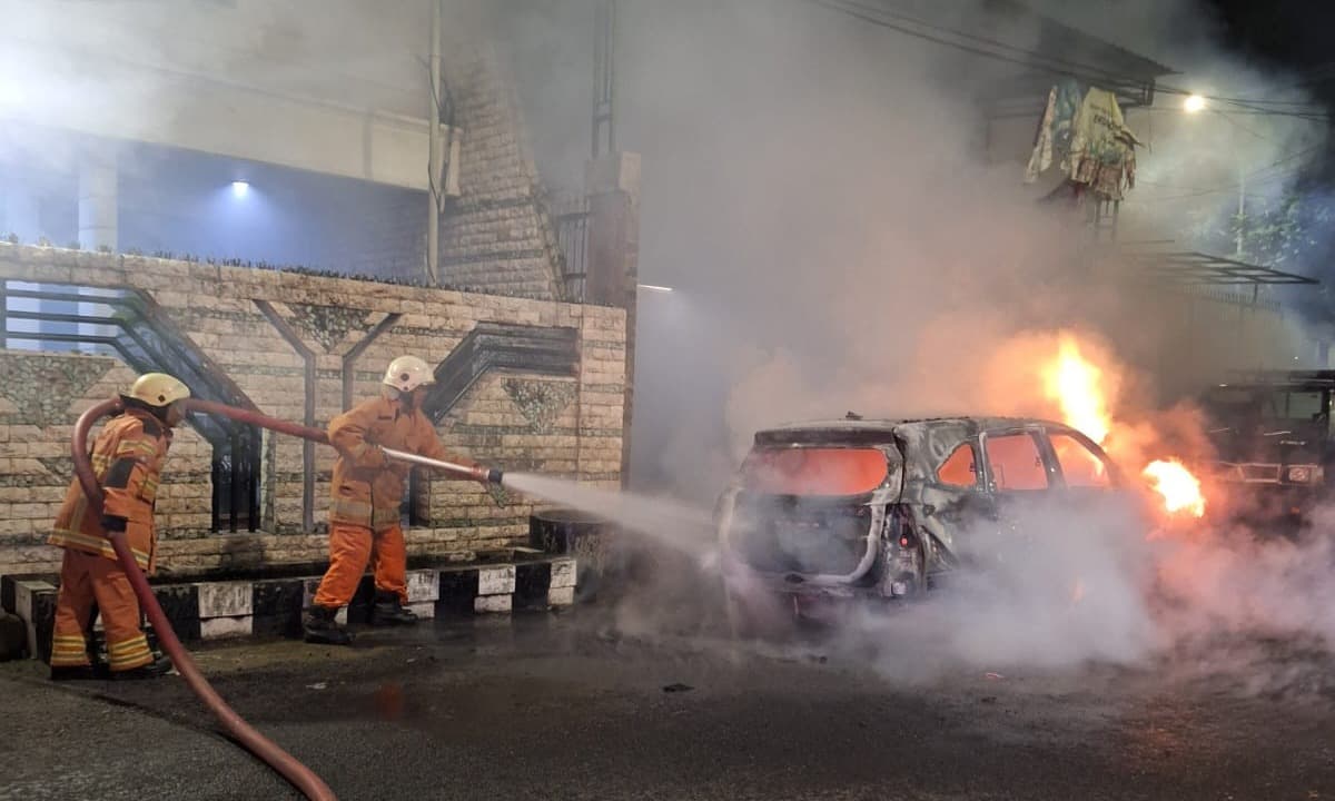 Overheat Radiator, Toyota Avanza Terbakar di Pucang Sewu Surabaya