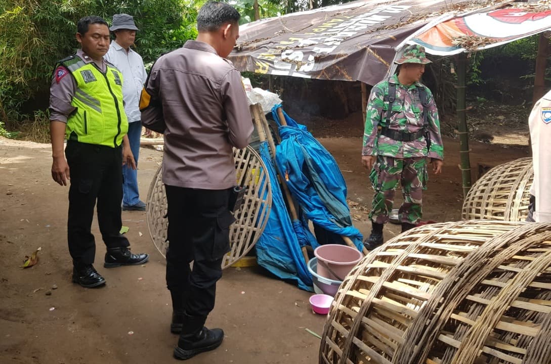 Grebek Arena Sabung Ayam di Trowulan, Polisi Bakar Peralatan Judi