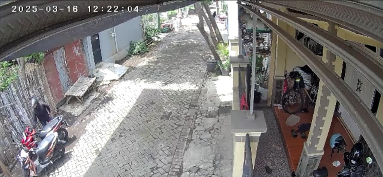 Aksi Curanmor Terekam CCTV, Palaku Hanya Butuh 20 Detik untuk Melancarkan Aksi