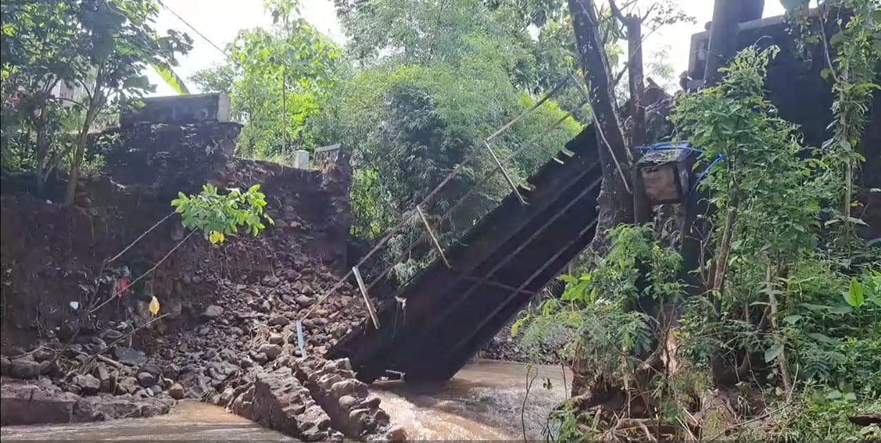 Jembatan Penghubung di Dusun Sumberejo Putus, Ekonomi Warga Terhenti