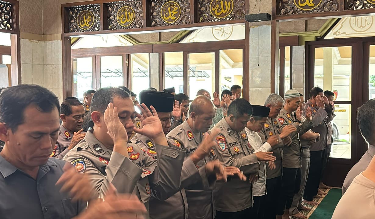 Wujud Empati Gugurnya 3 Anggota di Way Kanan Lampung, Polresta Banyuwangi Gelar Shalat Gaib