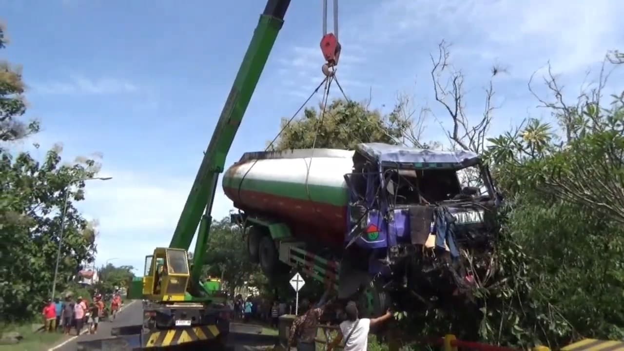 Truk Tangki Terjun ke Sungai di Ngawi, Sopir Terjepit 4,5 Jam