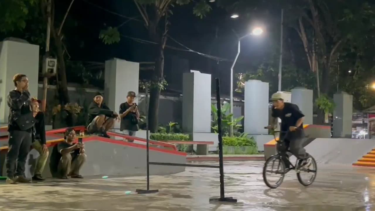 Komunitas Rider BMX Surabaya Gelar Ngabuburide untuk Sosialisasi Olahraga Ekstrem