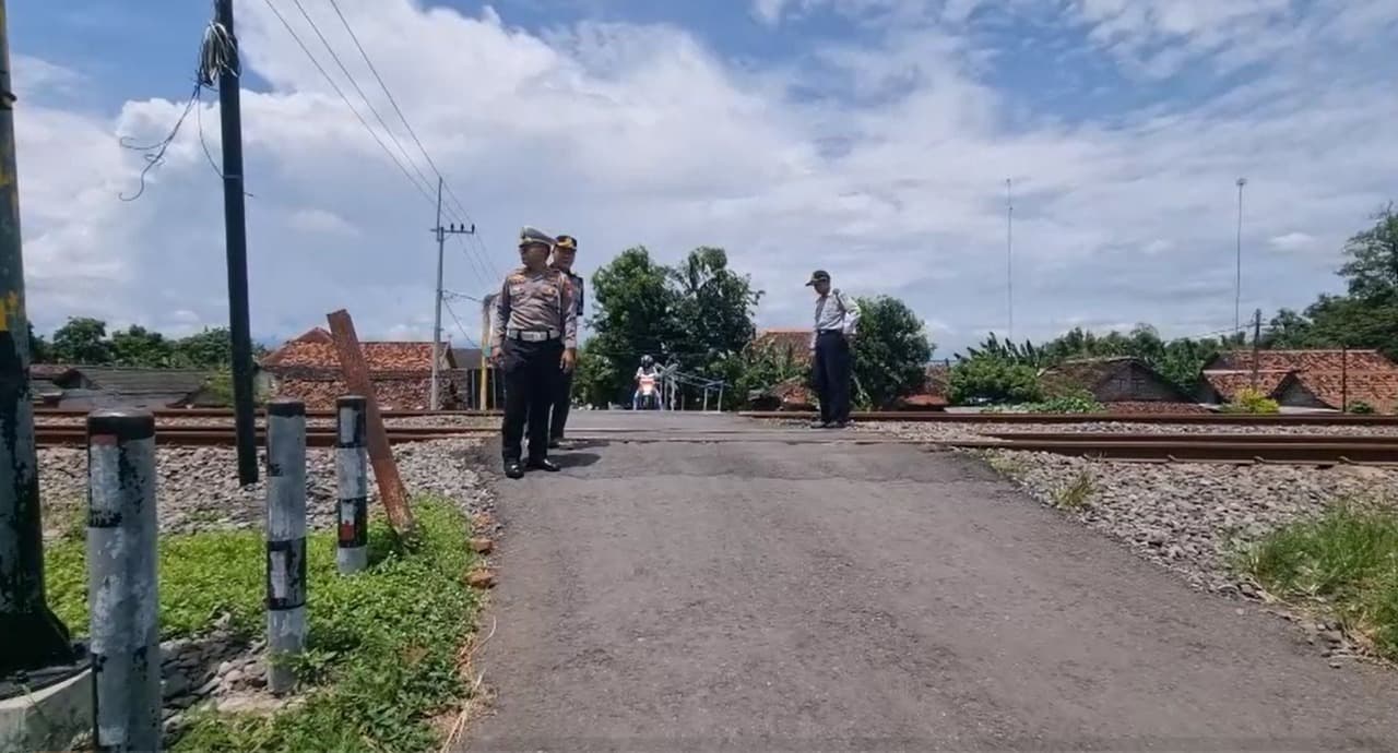 Jelang Arus Mudik, Petugas Cek Kesiapan Jalur Perlintasan KA di Nganjuk