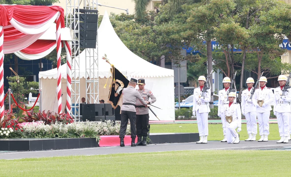 Komjen Pol Imam Sugianto Serahkan Pataka kepada Irjen Pol Nanang Avianto