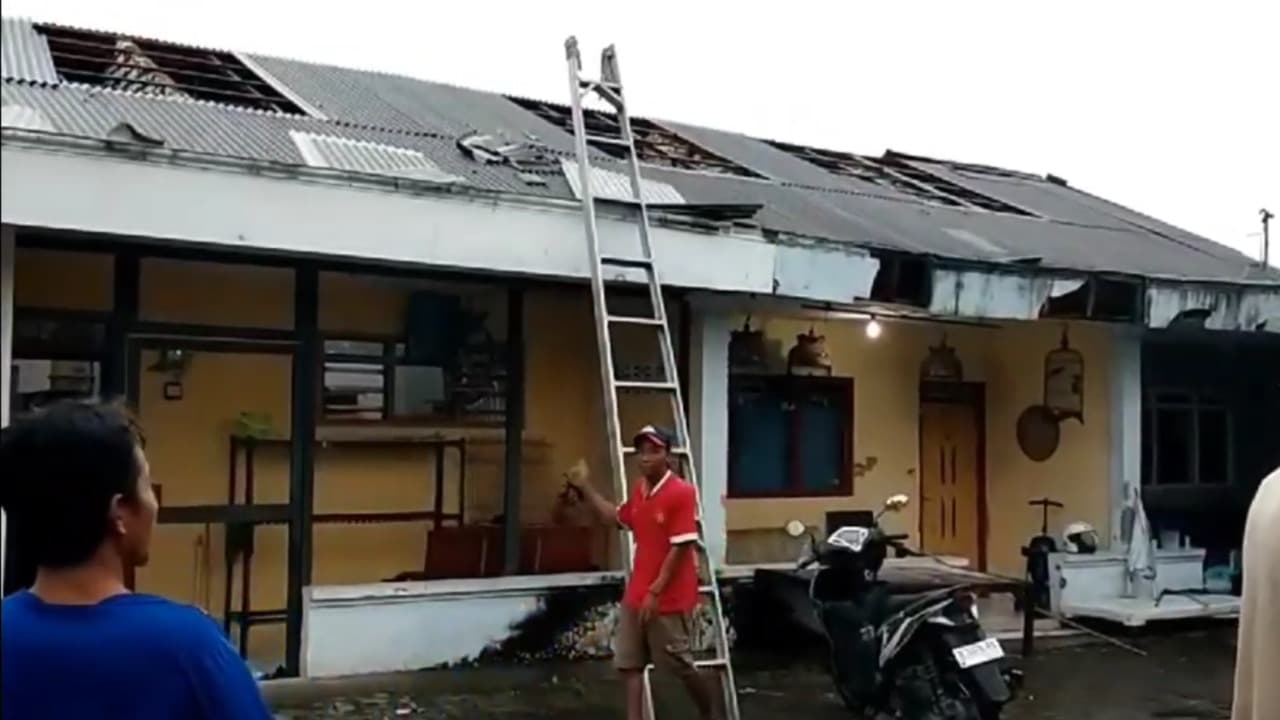 Angin Kencang Bangkalan Hari Ini Terbangkan Atap Rumah Warga