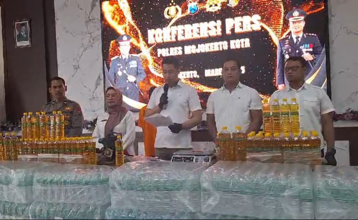 Gerebek Distributor Minyak Goreng Curah Ilegal di Mojokerto, Ribuan Botol Disita