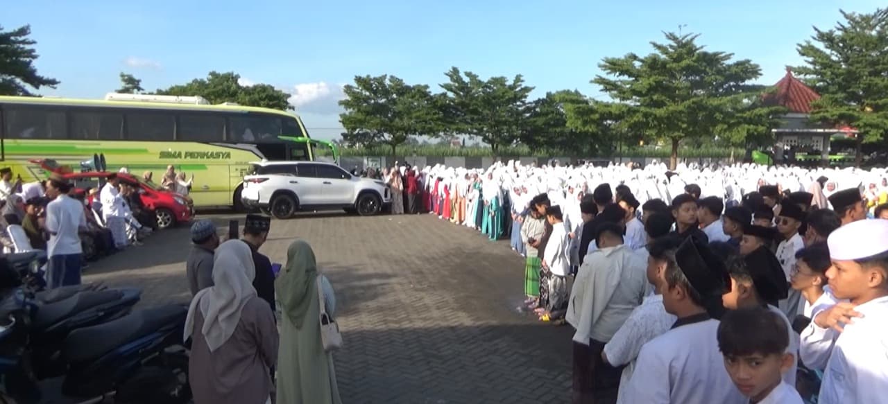 Ribuan Santri Ponpes Tebuireng Jombang Mudik ke Kampung Halaman