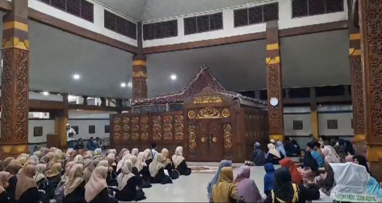 Berburu Lailatul Qadar, Ribuan Warga Ziarah ke Makam Syekh Jumadil Kubro di Mojokerto