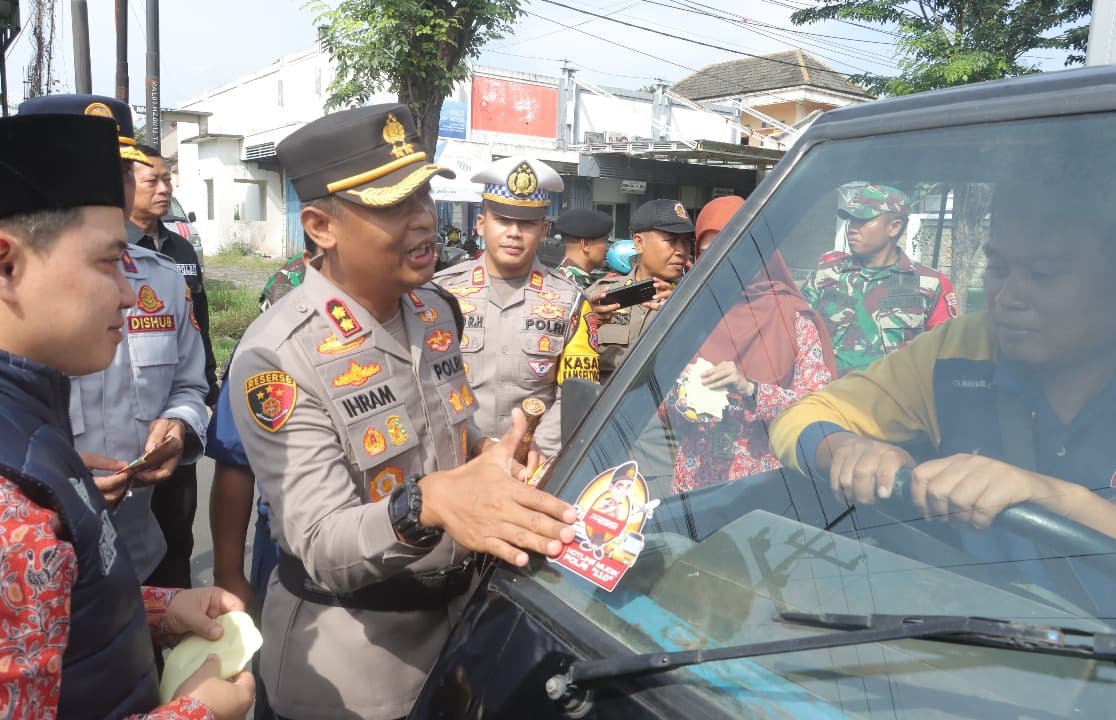 Bagikan Stiker Mudik Aman ke Pengguna Jalan, Ini Pesan Kapolres Mojokerto