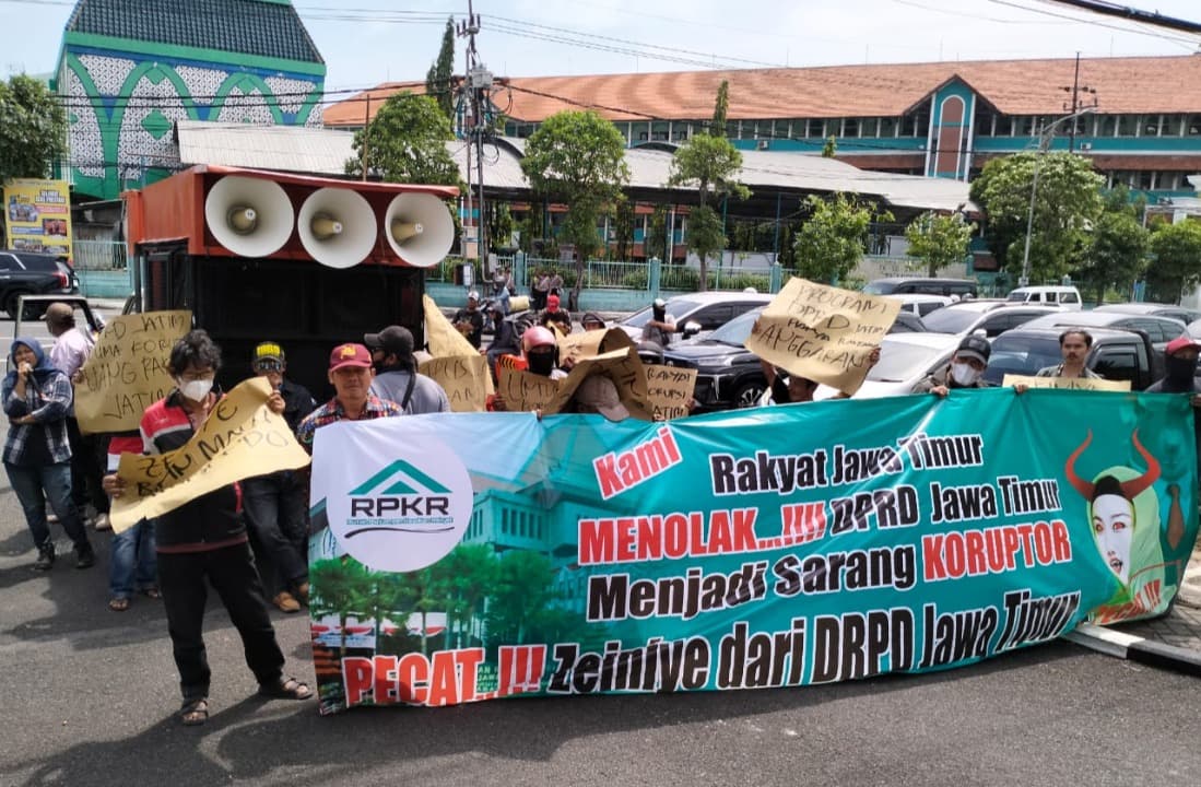 Massa RPKR Tuntut Badan Kehormatan DPRD Jatim Nonaktifkan Zainiye