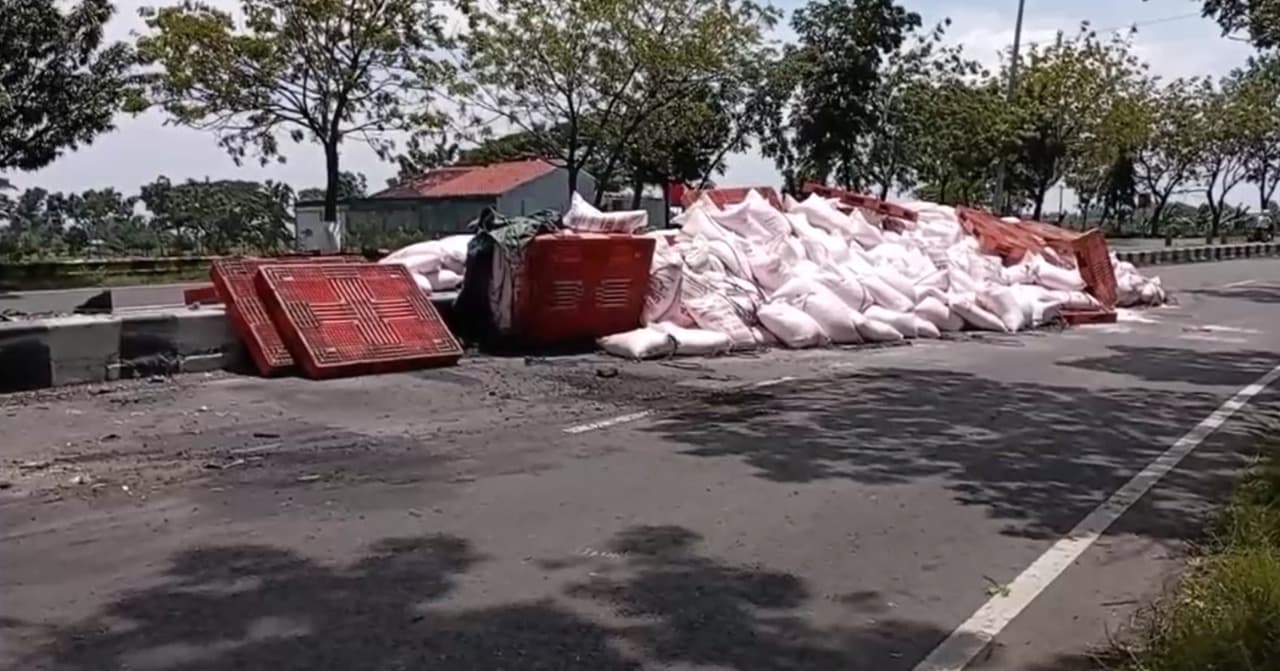 Truk Muat Pupuk 37 Ton Terguling di Jalan Bypass Nganjuk