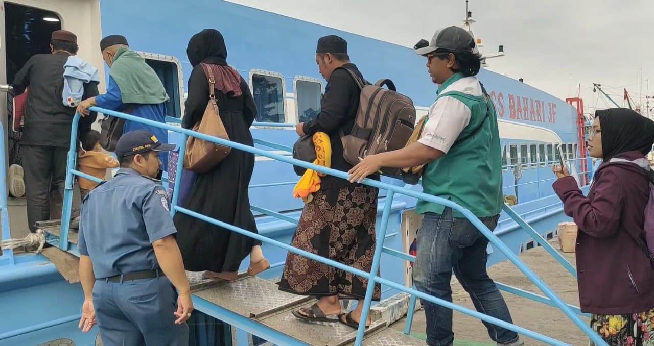 Angkutan Arus Mudik Dari Pelabuhan Gresik Dihantui Cuaca Buruk