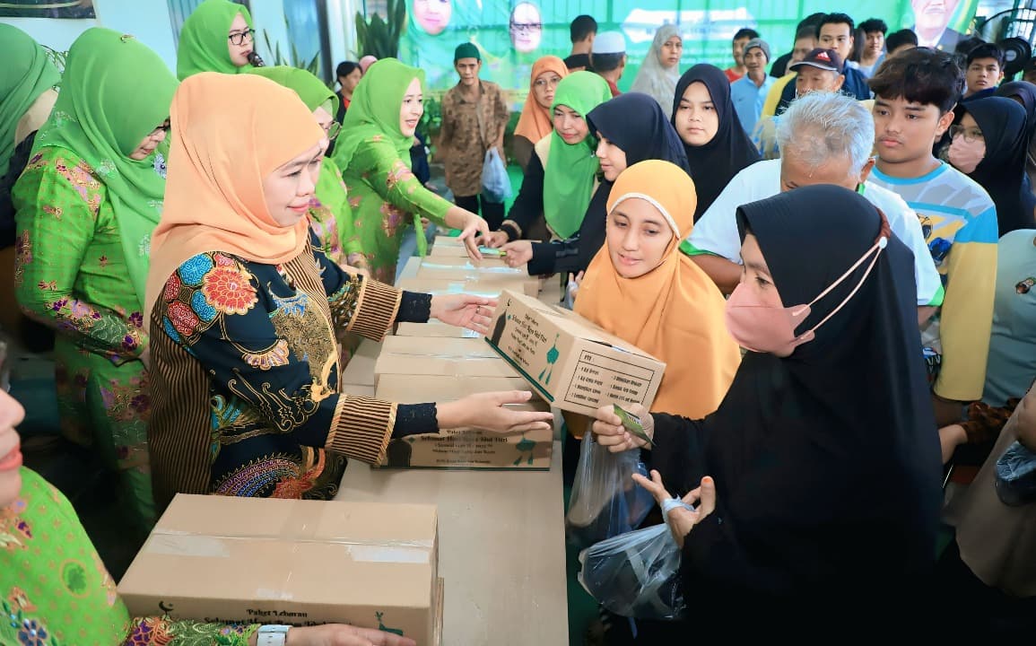 Gubernur Khofifah dan Muslimat NU Distribusikan 1.000 Paket Lebaran dari Keluarga Jusuf Kalla