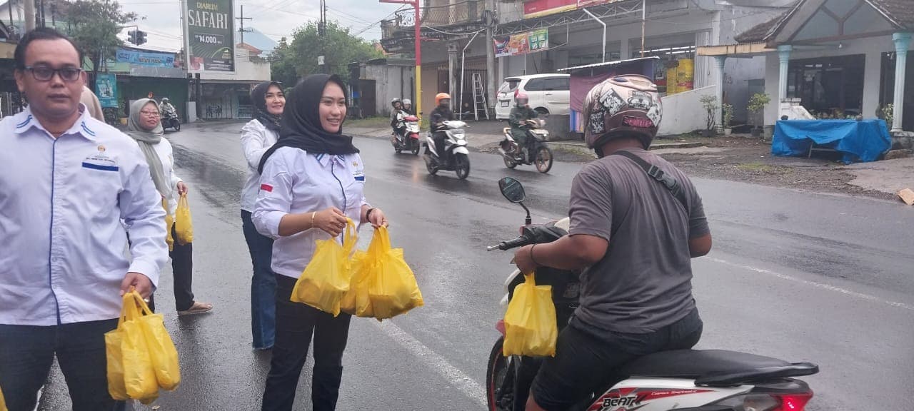 BPC HIPMI Kabupaten Mojokerto Bagikan Takjil dan Santuni Anak Yatim