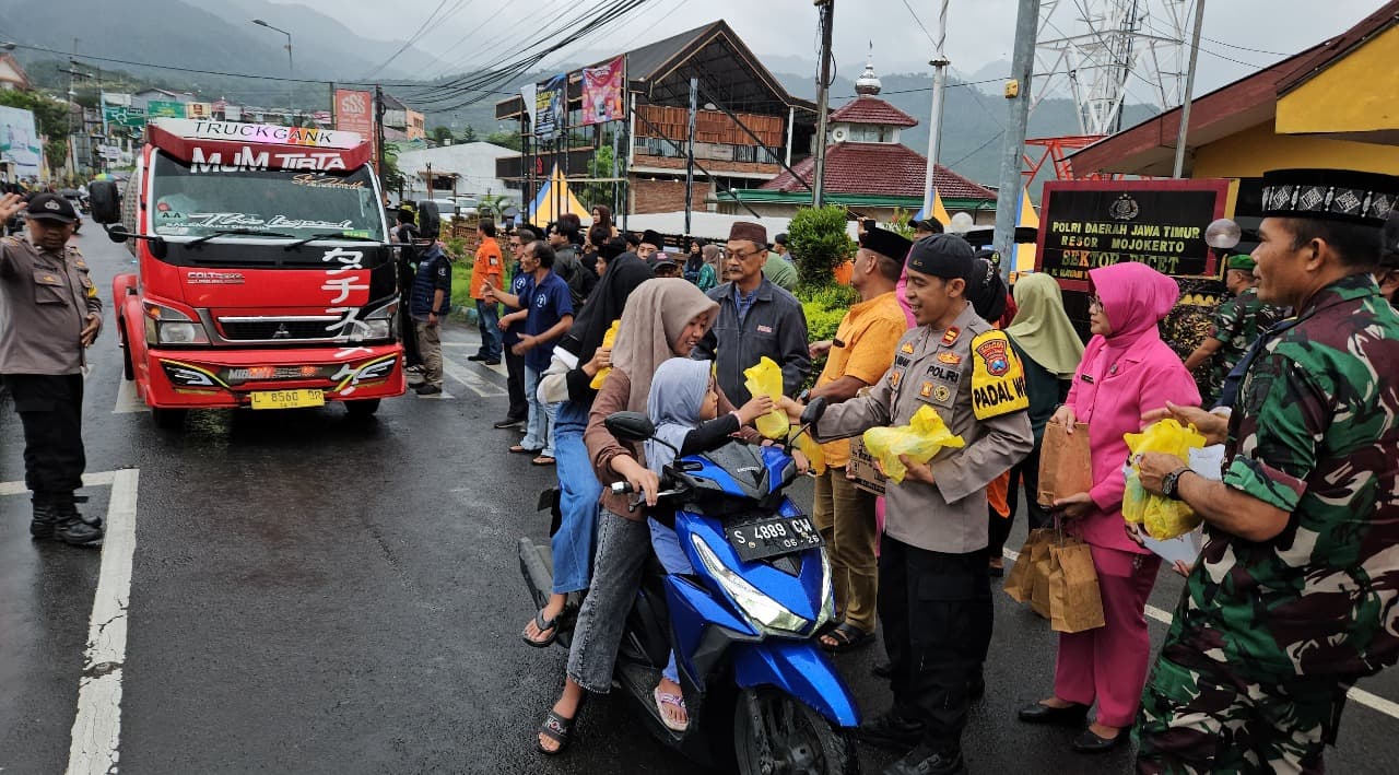 Berkah Ramadhan, Polsek Pacet  Mojokerto Bagikan 850 Paket Takjil