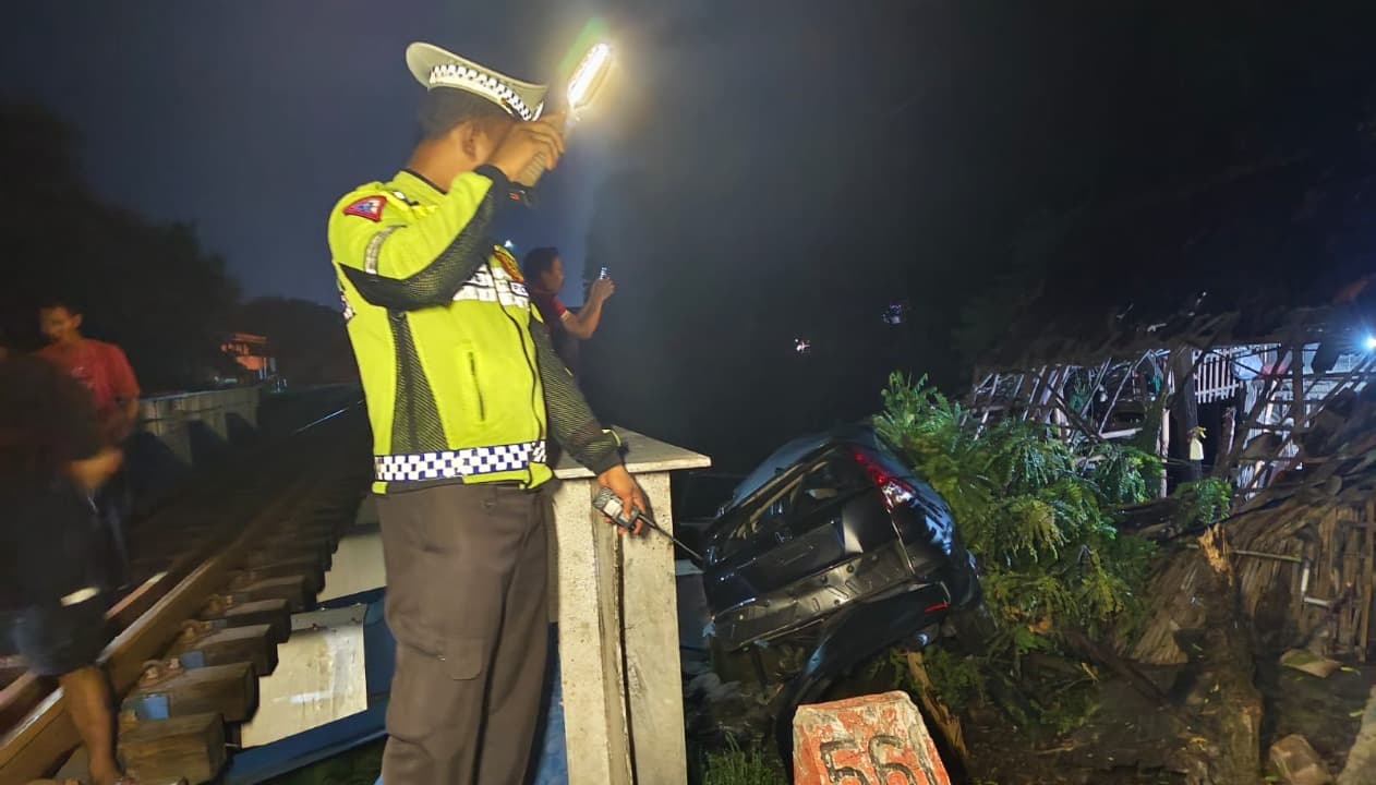 Lolos Maut! Satu Keluarga Selamat Sebelum Mobil Disambar Kereta