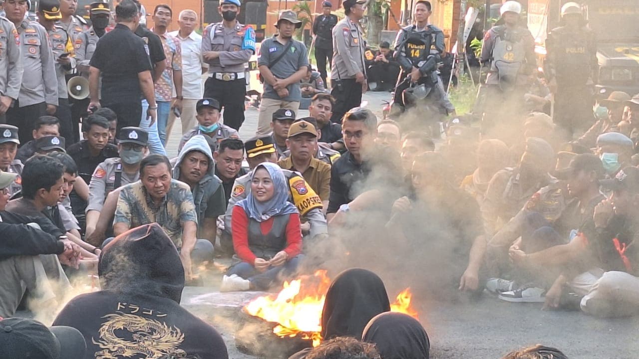 Demo Tolak UU TNI di Mojokerto Diwarnai Aksi Dorong dan Bakar Ban Bekas